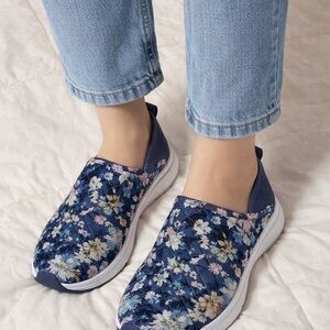 Vera Bradley Blue Floral Slip-On Sneakers Size 9